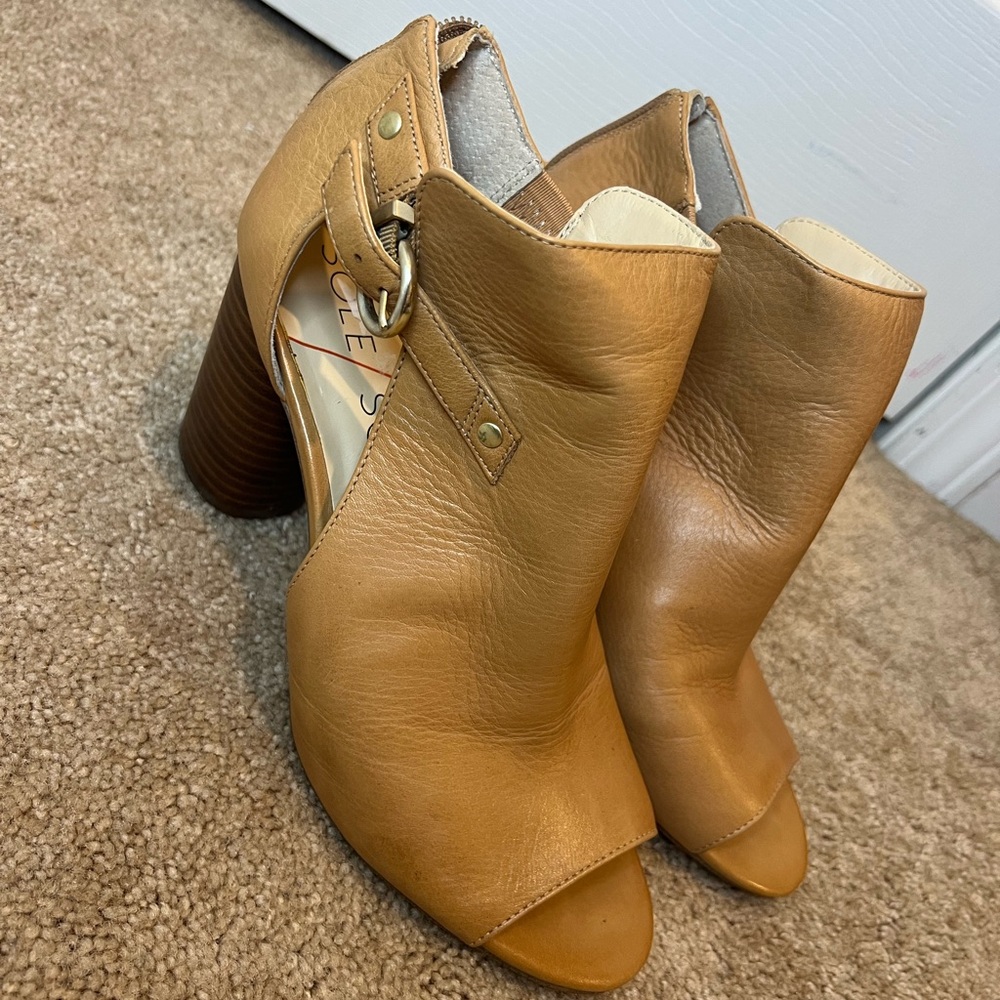 Sole Society So Sally Heels Leather Tan Peep Toe Buckle Detail Zip Size 9